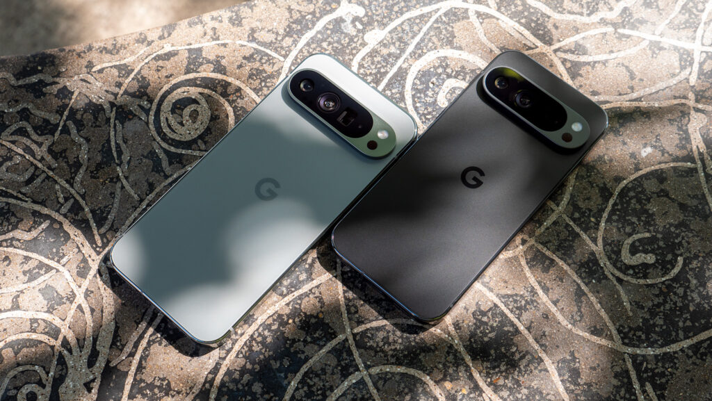 Dua smartphone Google Pixel 10 Pro dalam warna hijau muda dan hitam, diletakkan berdampingan di atas permukaan batu bercorak.
